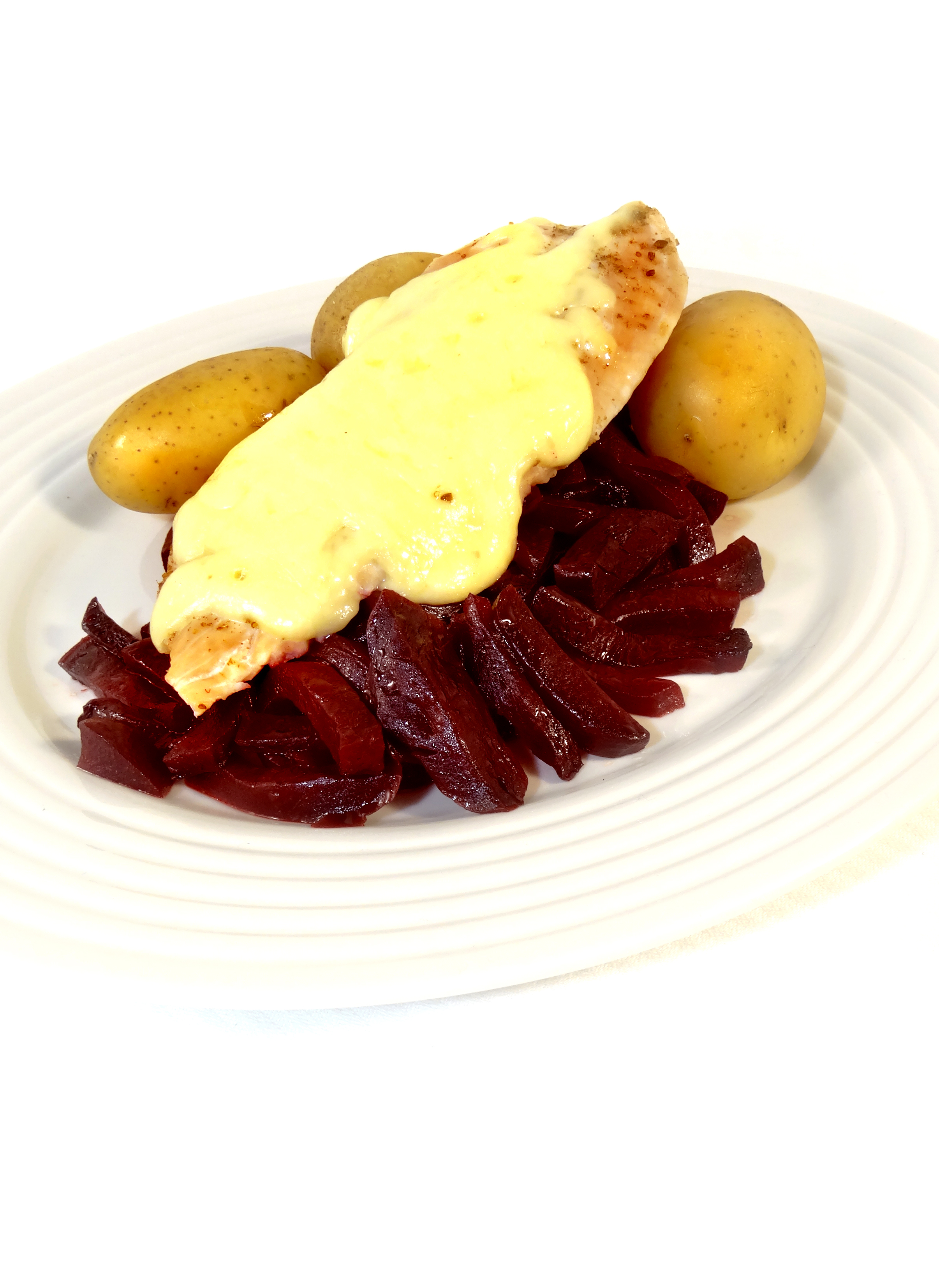 Krůtí steak se sýrem a pečenou červenou řepou