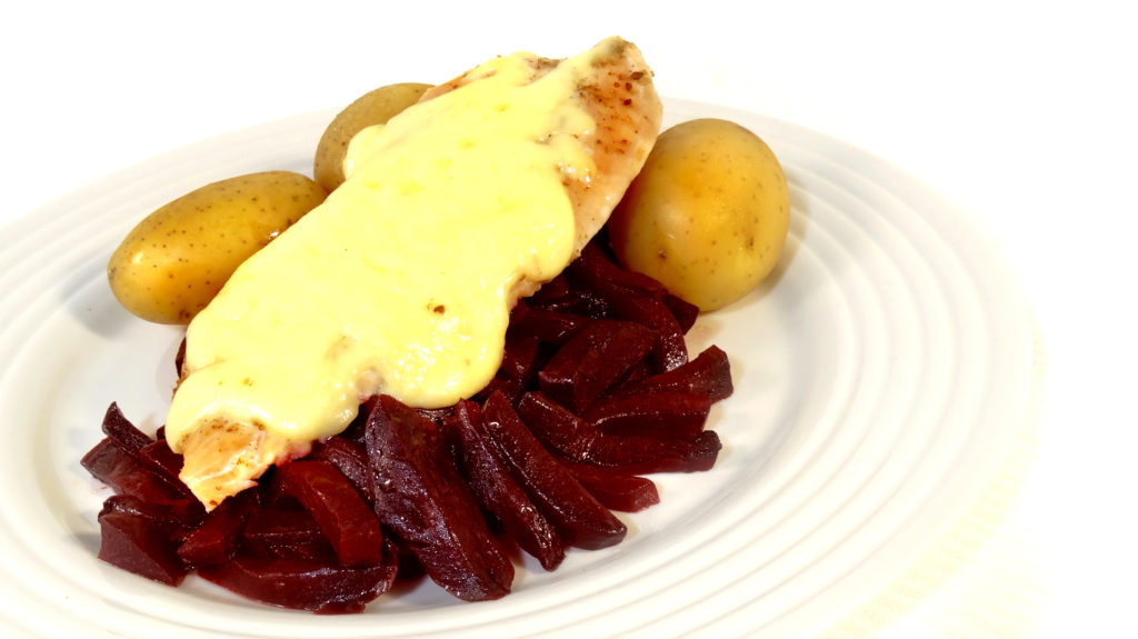 Krůtí steak se sýrem a pečenou červenou řepou