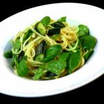 Linguine s cuketou, bazalkou a baby špenátem