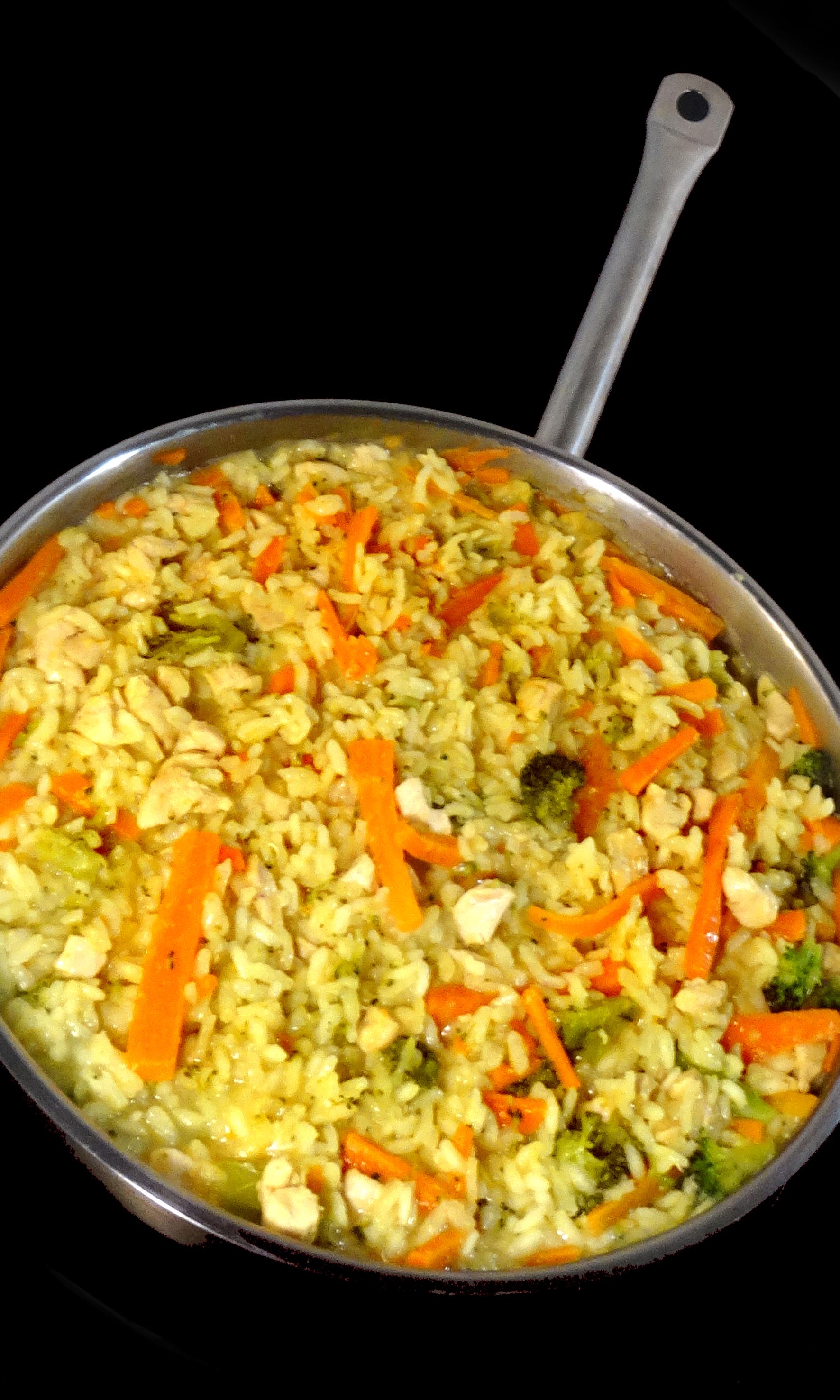 Paella s kuřecím masem, mrkví a brokolicí