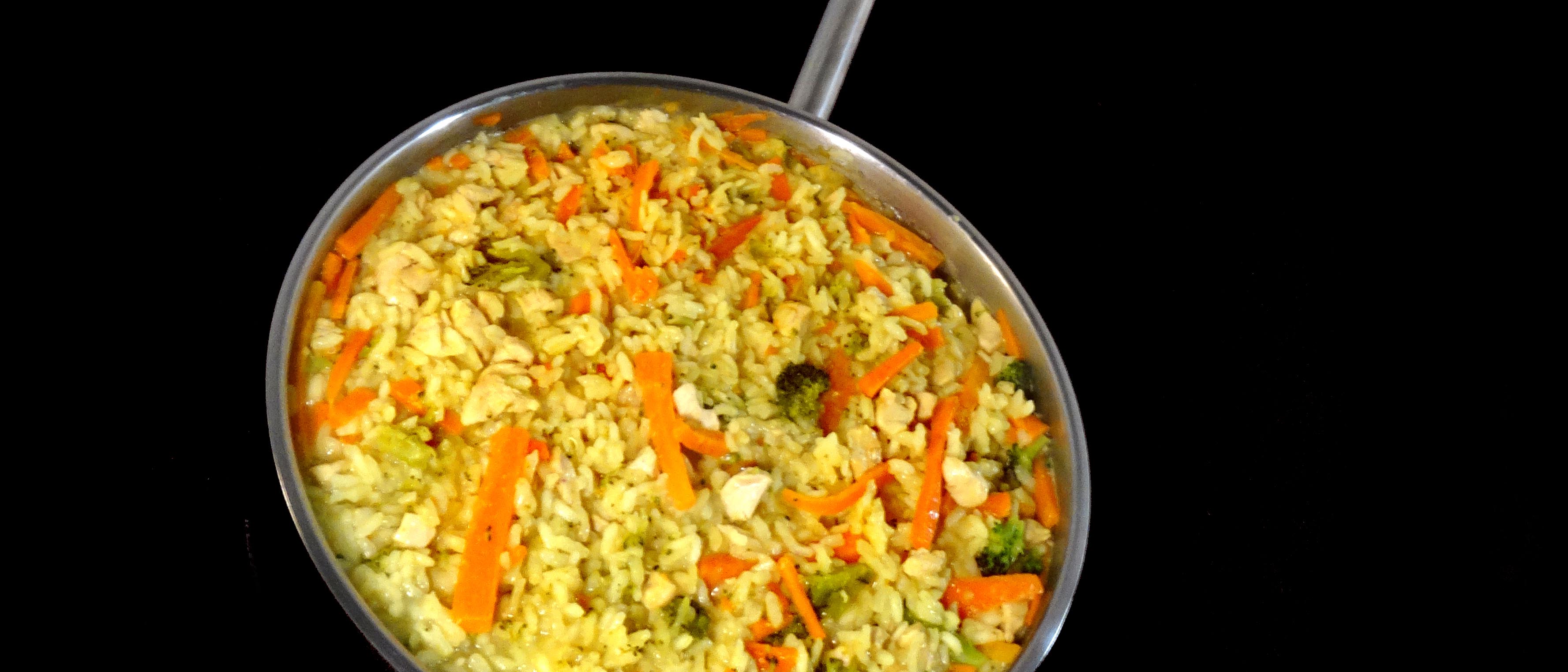 Paella s kuřecím masem, mrkví a brokolicí