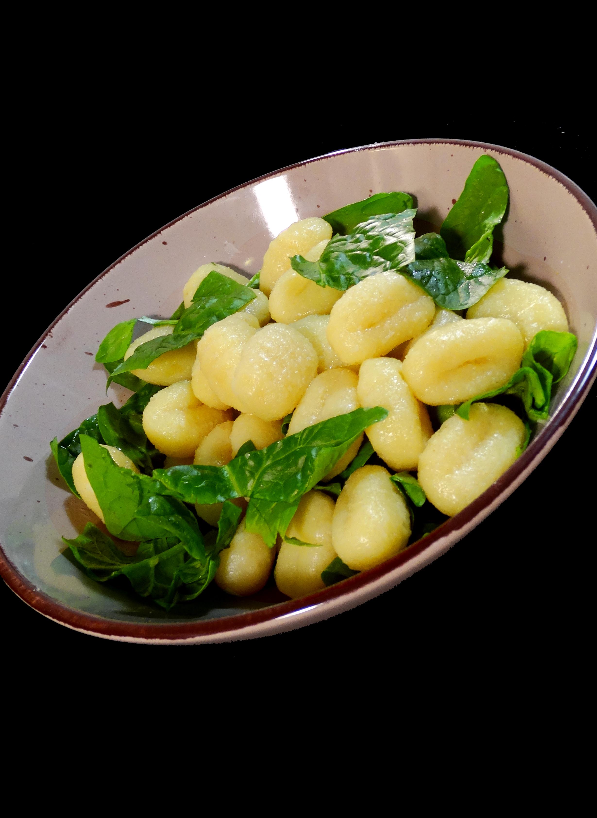 Teplý salát z bramborových noků a čerstvého špenátu