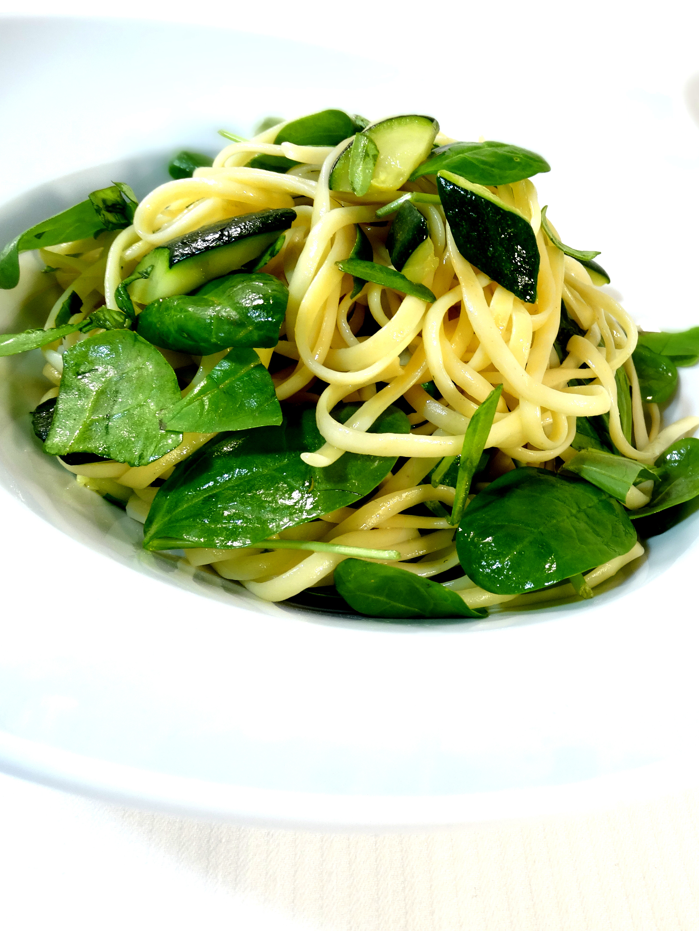 Linguine s cuketou, bazalkou a baby špenátem