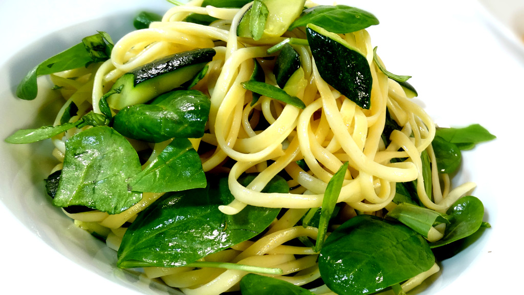 Linguine s cuketou, bazalkou a baby špenátem